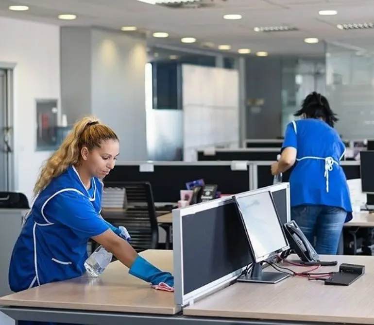 Trabajadoras de Agencia de limpieza realizando aseo de zonas comunes