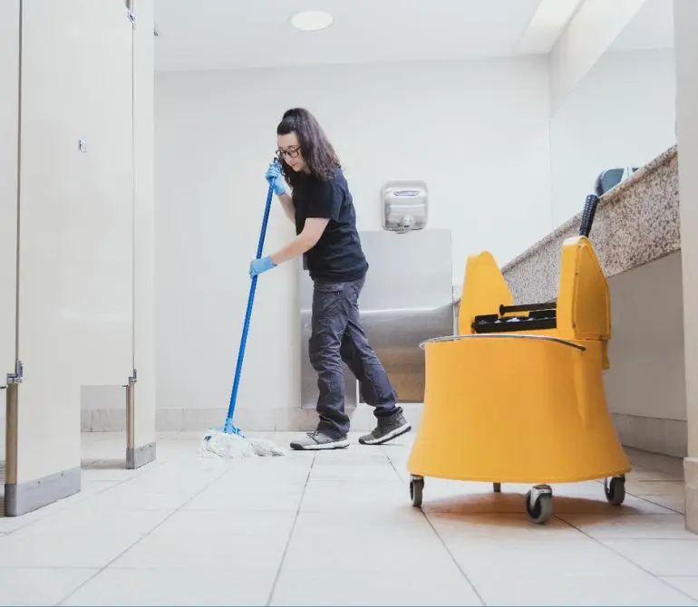 Empleada Promarco realizando Aseo de baños