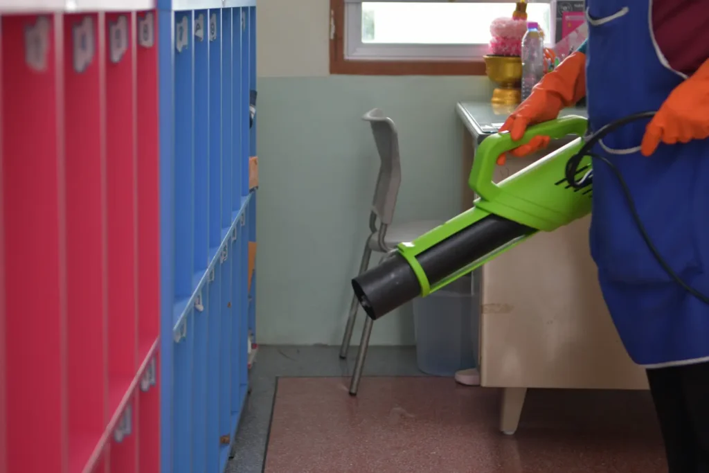 Servicio de aseo integral y desinfección de camarines y espacios educativos en colegios.