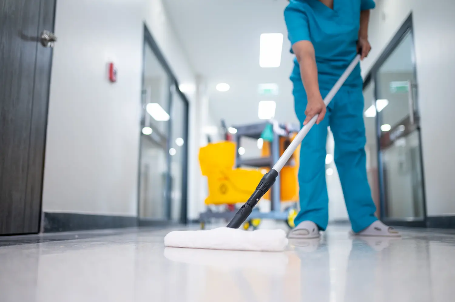 Servicio de aseo especializado y limpieza de pisos para hospitales y clínicas en Chile.